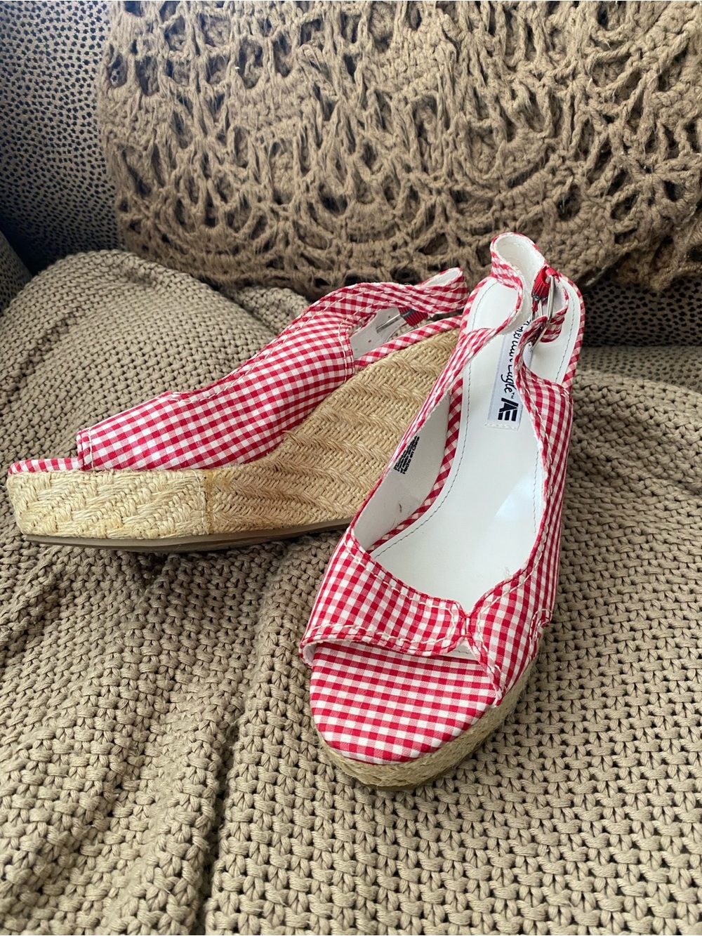 American Eagle red gingham platform sandals 8 NEW